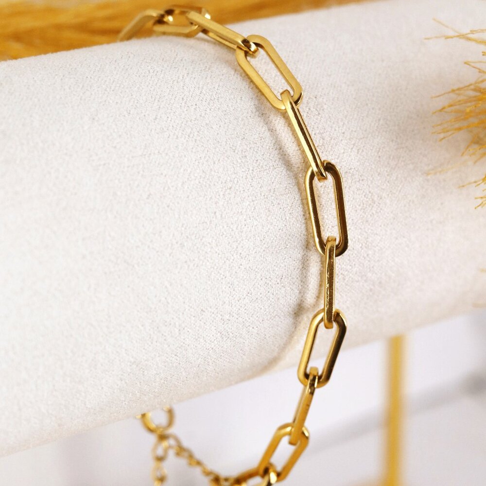 Stylish Stainless Steel Clinch Bracelet for Everyday Wear